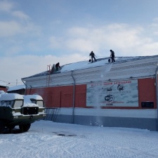 Очистка крыш от снега и наледи промышленными альпинистами 3